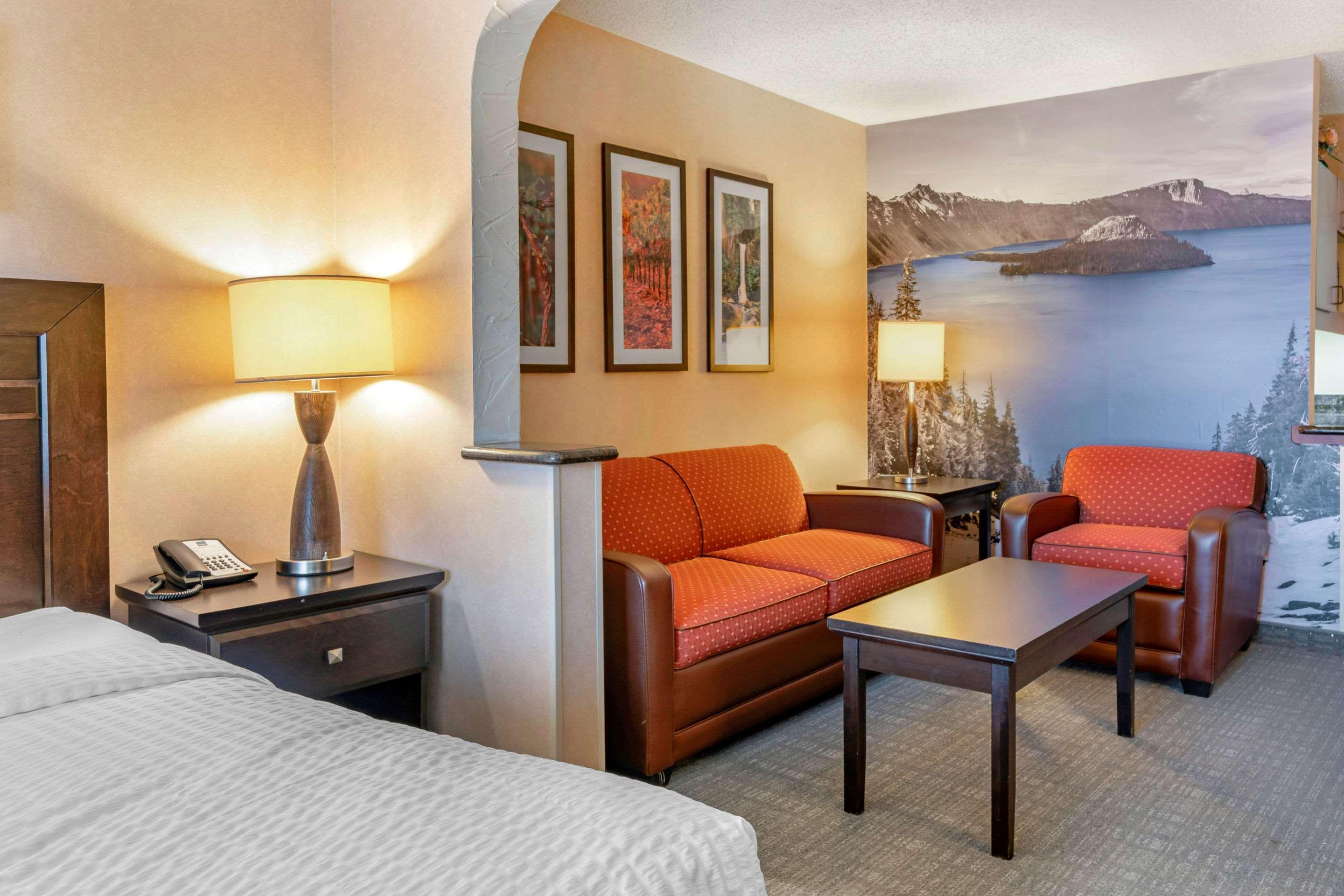 Hotel Clarion Pointe Medford Esterno foto