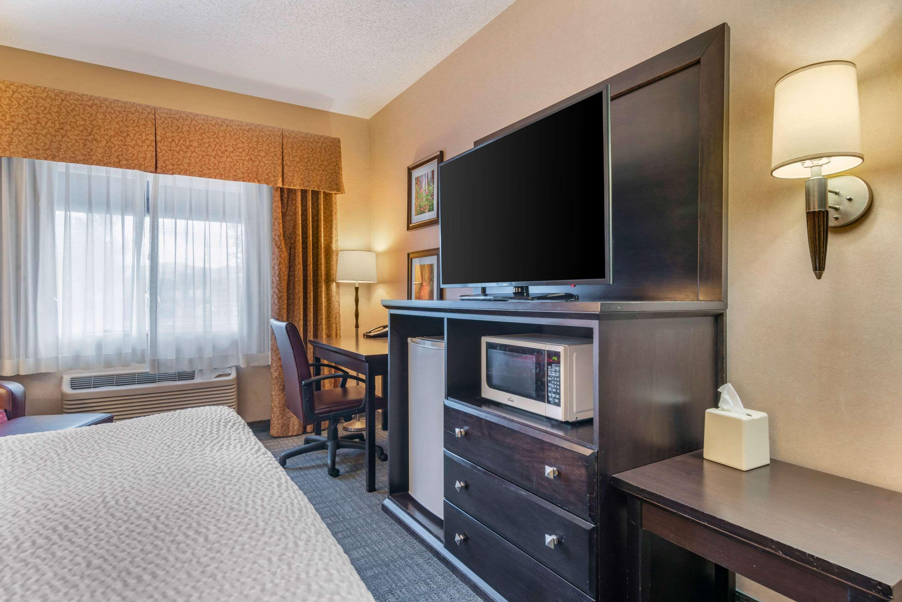 Hotel Clarion Pointe Medford Esterno foto