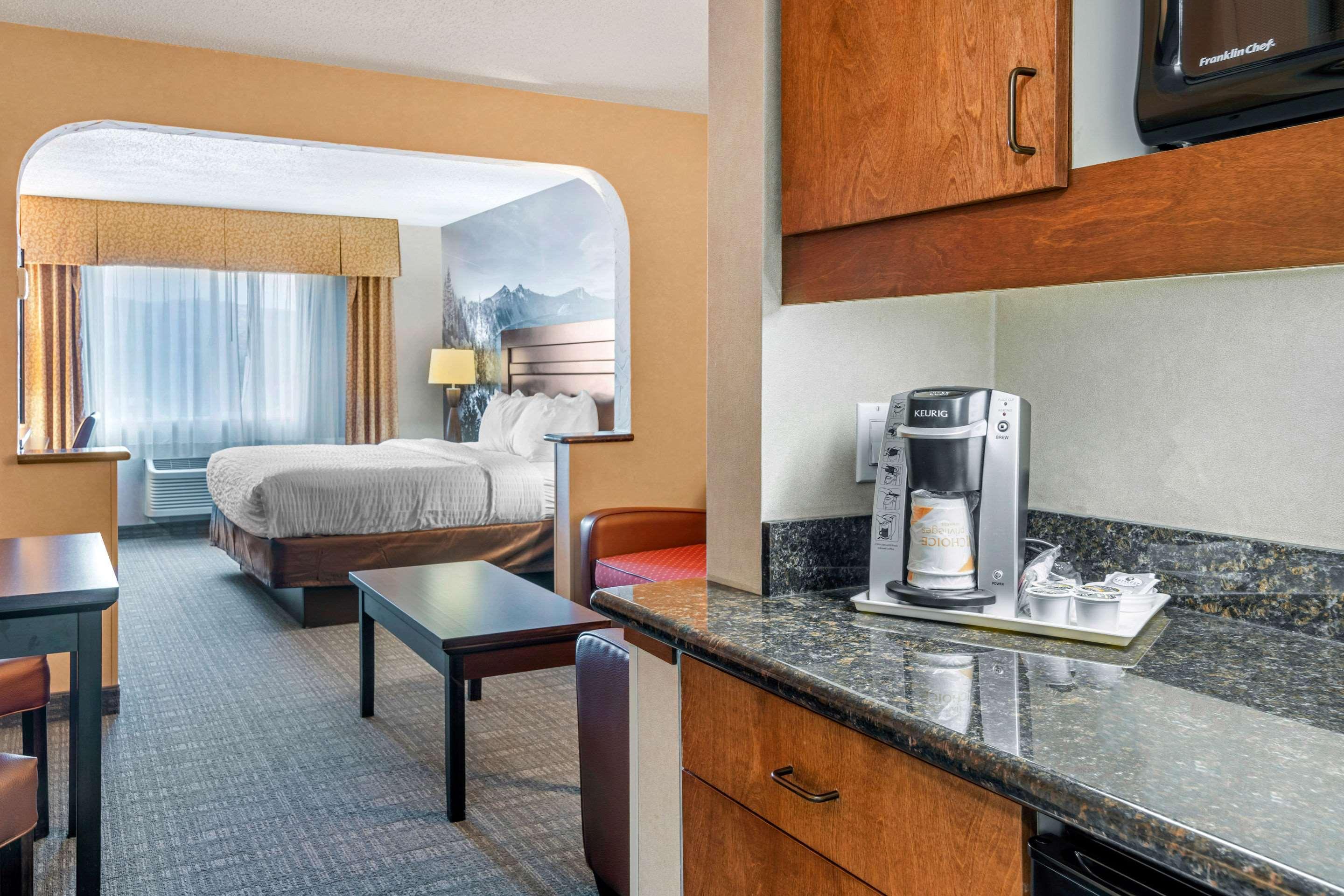 Hotel Clarion Pointe Medford Esterno foto